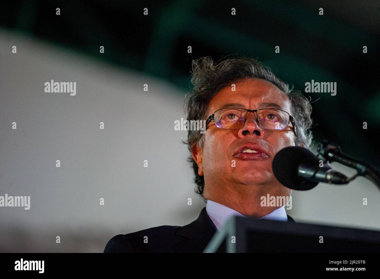 Der kolumbianische Präsident Gustavo Petro gibt während der Vereidigung des kolumbianischen Verteidigungsministers Ivan Velasquez und des Militärs eine Speerausbehrung ab Stockfoto