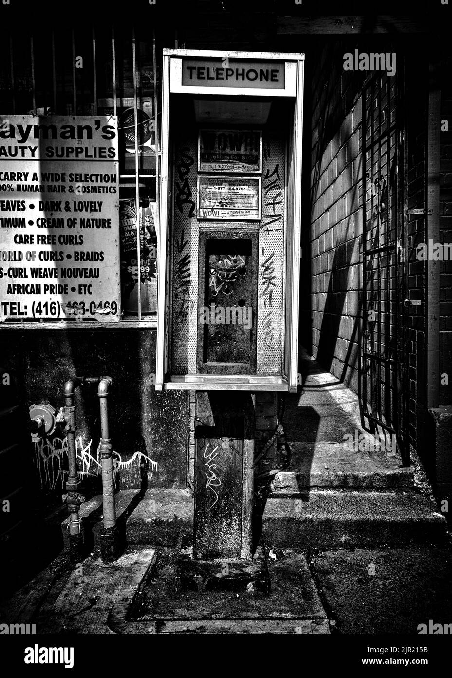 Telefonnummer 2. Aus einer laufenden Serie von Schwarz-Weiß-Fotos, die eine mittlerweile veraltete und fast vergessene Technologie in und um Toronto erkunden Stockfoto