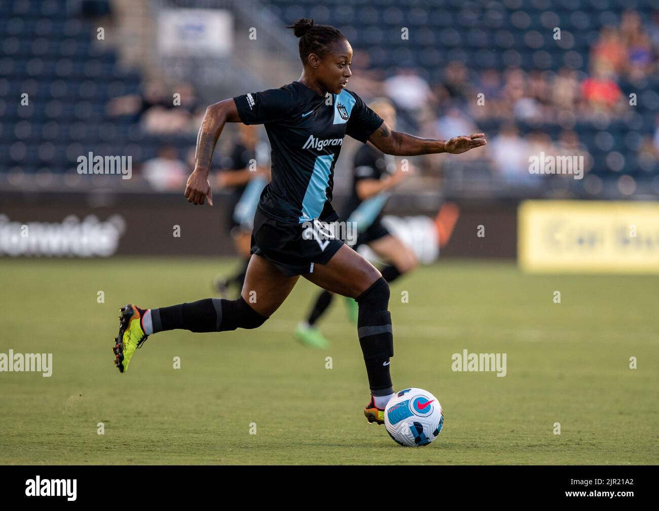 Taylor Smith (20 Gotham) geht während des Spiels der National Women Soccer League zwischen dem NJ/NY Gotham FC und Orlando Pride im Subaru Park in Cheste nach vorne Stockfoto