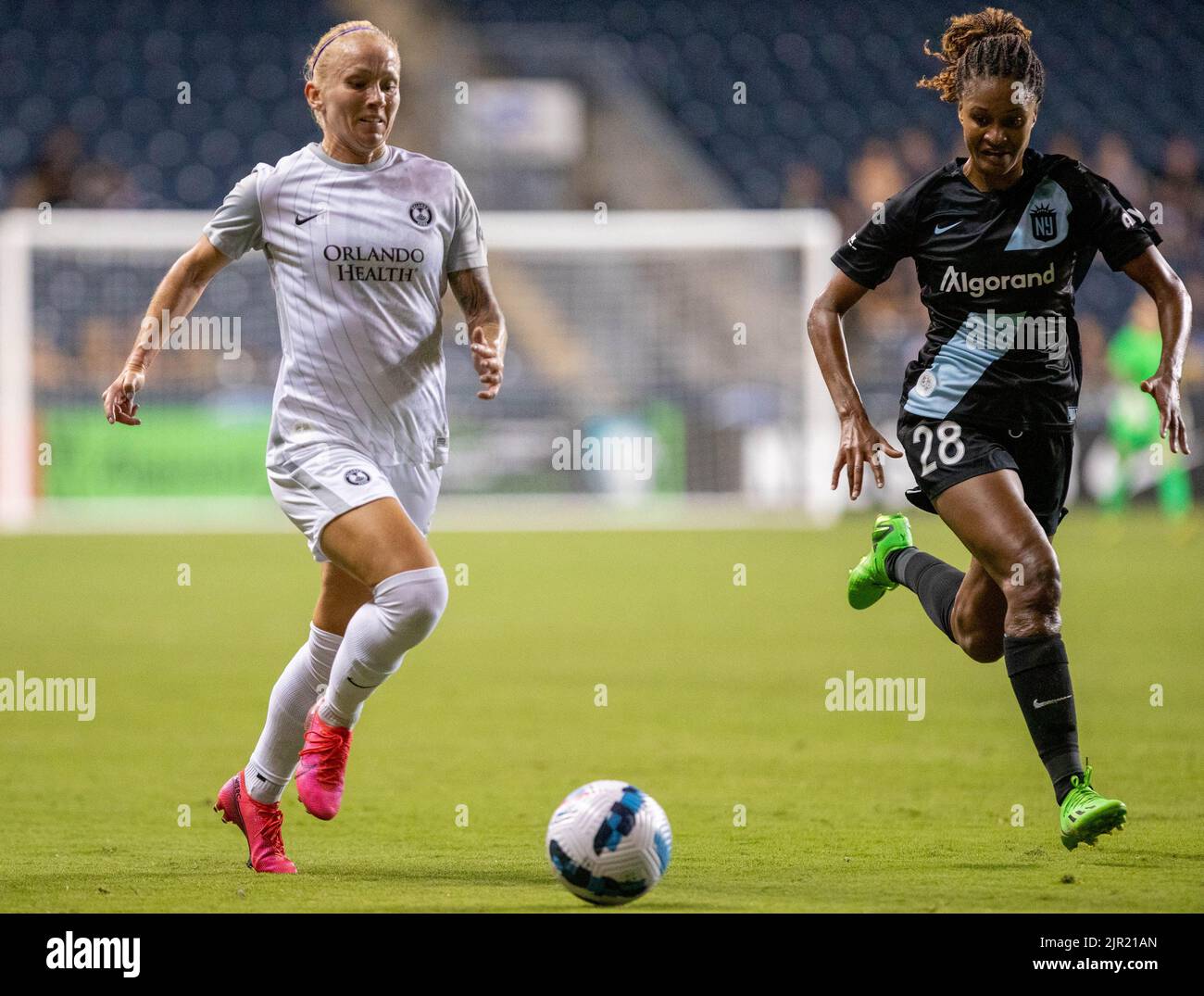 Gunnhildur Jonsdottir (8 Orlando) geht während des Spiels der National Women Soccer League zwischen NJ/NY Gotham FC und Orlando Pride im Subaru Park nach vorne Stockfoto