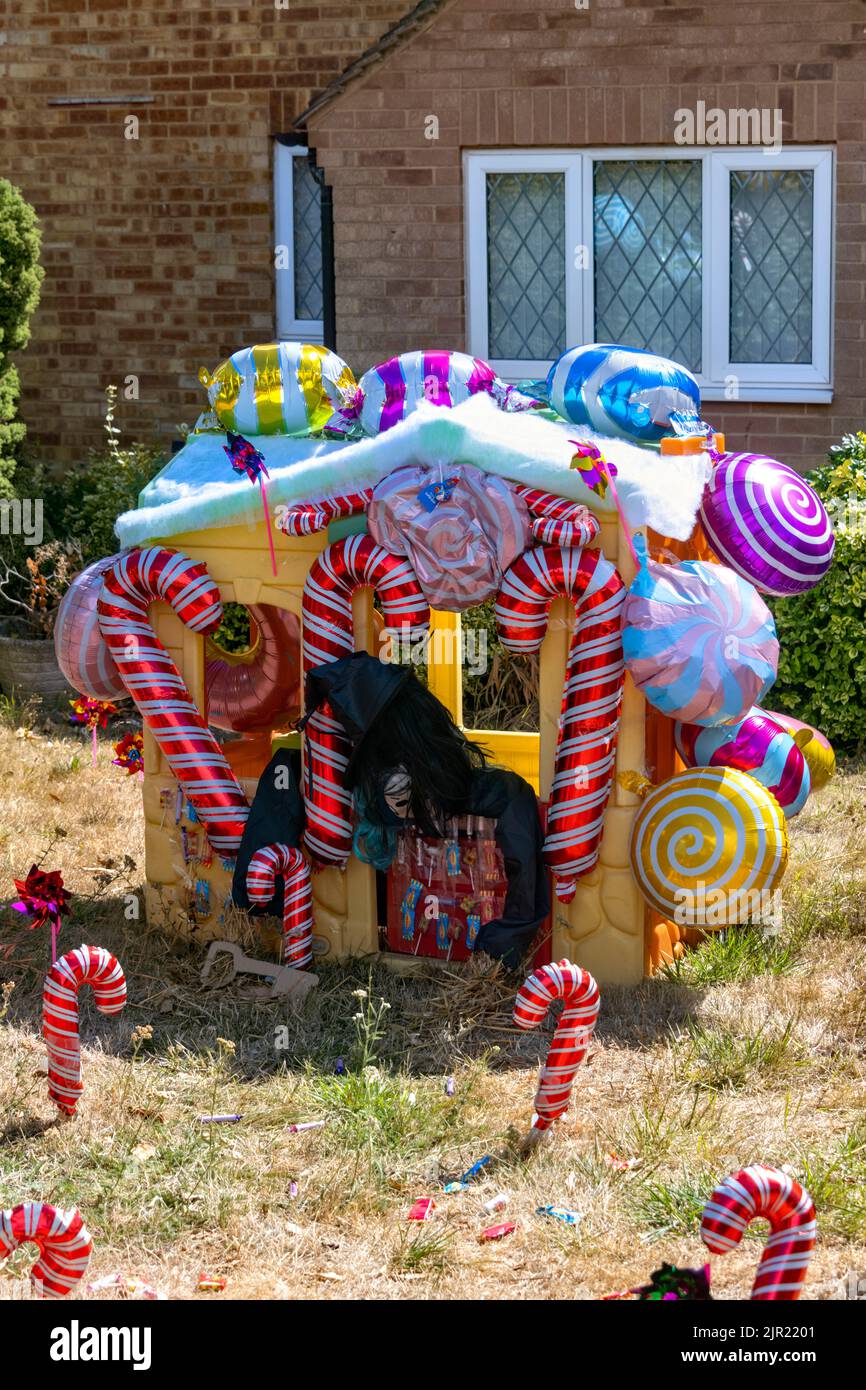 Flamstead Vogelscheuche Festival 2022, Flamstead, Herts - Hänsel & Gretel Wendy House aus bunten Folienballons Stockfoto