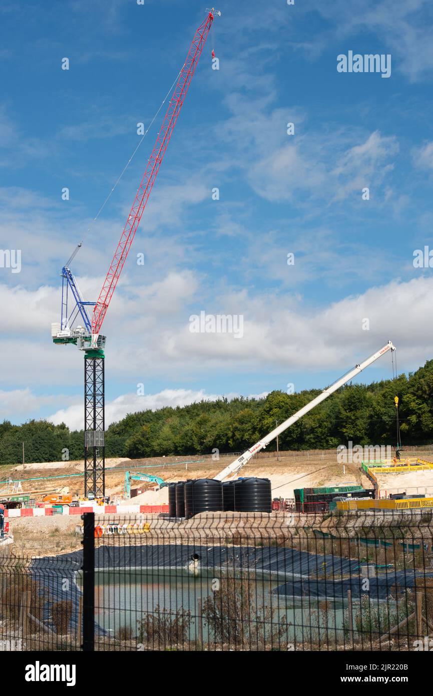 Little Missenden, Buckinghamshire, Großbritannien. 19.. August 2022. Die HS2 Little Missenden Ventilation Shaft Baustelle vor der A413 in Buckinghamshire. Die Tunnelbohrmaschine, die den Eisenbahntunnel unter den Chilterns baut, wird voraussichtlich im August 2023 das Gelände erreichen. Das viel kritisierte High Speed Rail-Projekt bleibt weit über dem Budget. Quelle: Maureen McLean/Alamy Stockfoto