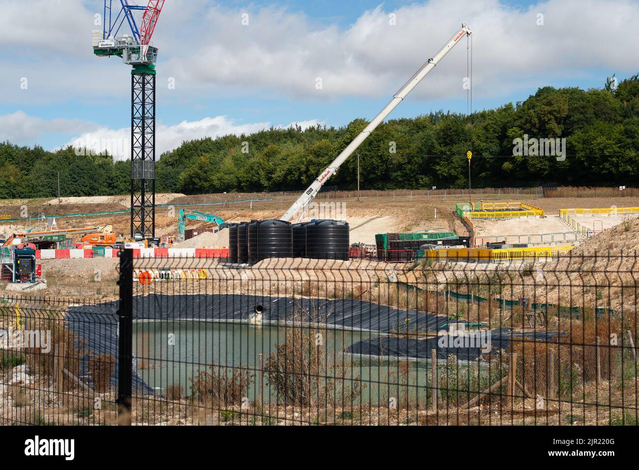 Little Missenden, Buckinghamshire, Großbritannien. 19.. August 2022. Die HS2 Little Missenden Ventilation Shaft Baustelle vor der A413 in Buckinghamshire. Die Tunnelbohrmaschine, die den Eisenbahntunnel unter den Chilterns baut, wird voraussichtlich im August 2023 das Gelände erreichen. Das viel kritisierte High Speed Rail-Projekt bleibt weit über dem Budget. Quelle: Maureen McLean/Alamy Stockfoto