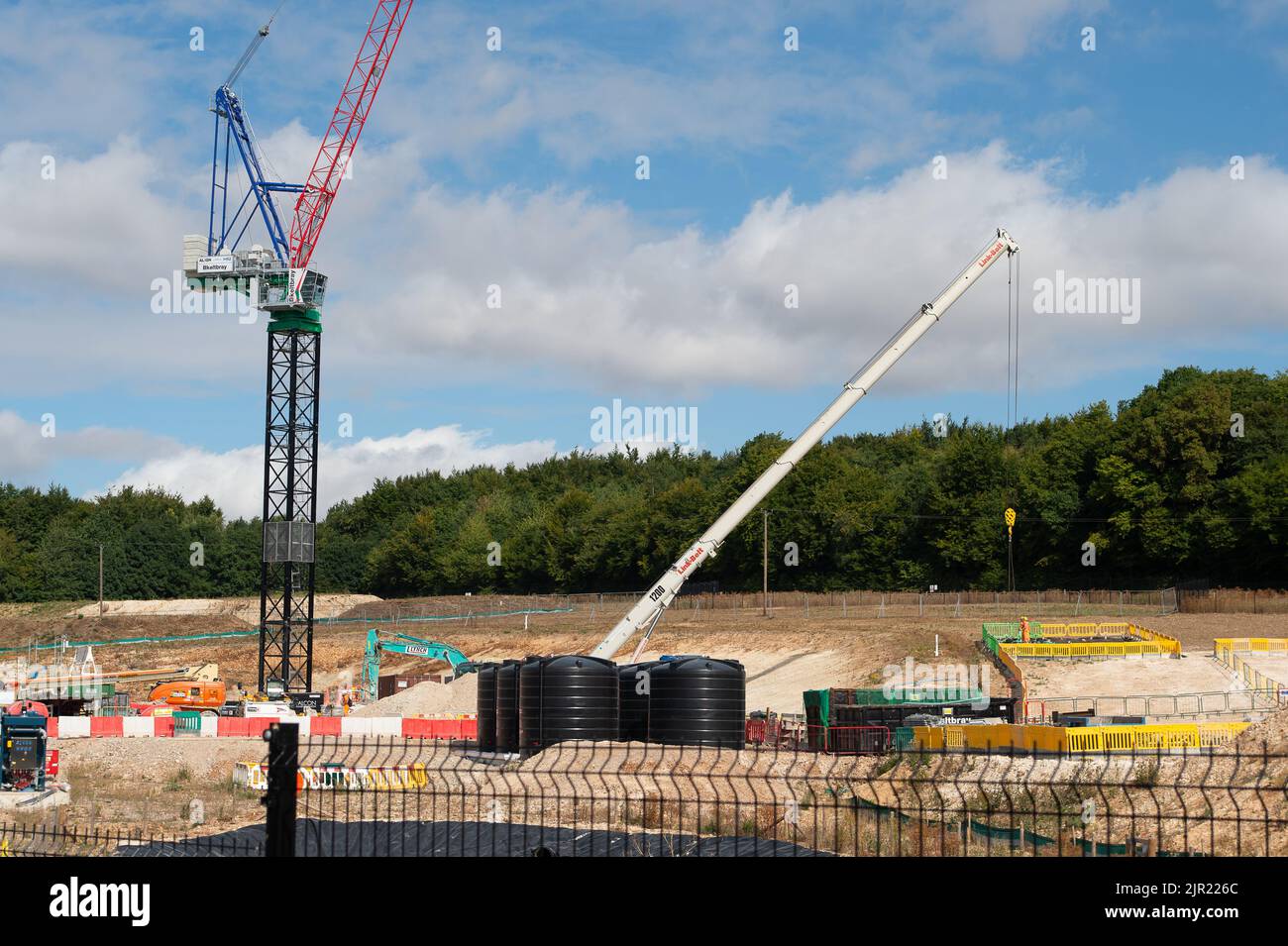 Little Missenden, Buckinghamshire, Großbritannien. 19.. August 2022. Die HS2 Little Missenden Ventilation Shaft Baustelle vor der A413 in Buckinghamshire. Die Tunnelbohrmaschine, die den Eisenbahntunnel unter den Chilterns baut, wird voraussichtlich im August 2023 das Gelände erreichen. Das viel kritisierte High Speed Rail-Projekt bleibt weit über dem Budget. Quelle: Maureen McLean/Alamy Stockfoto