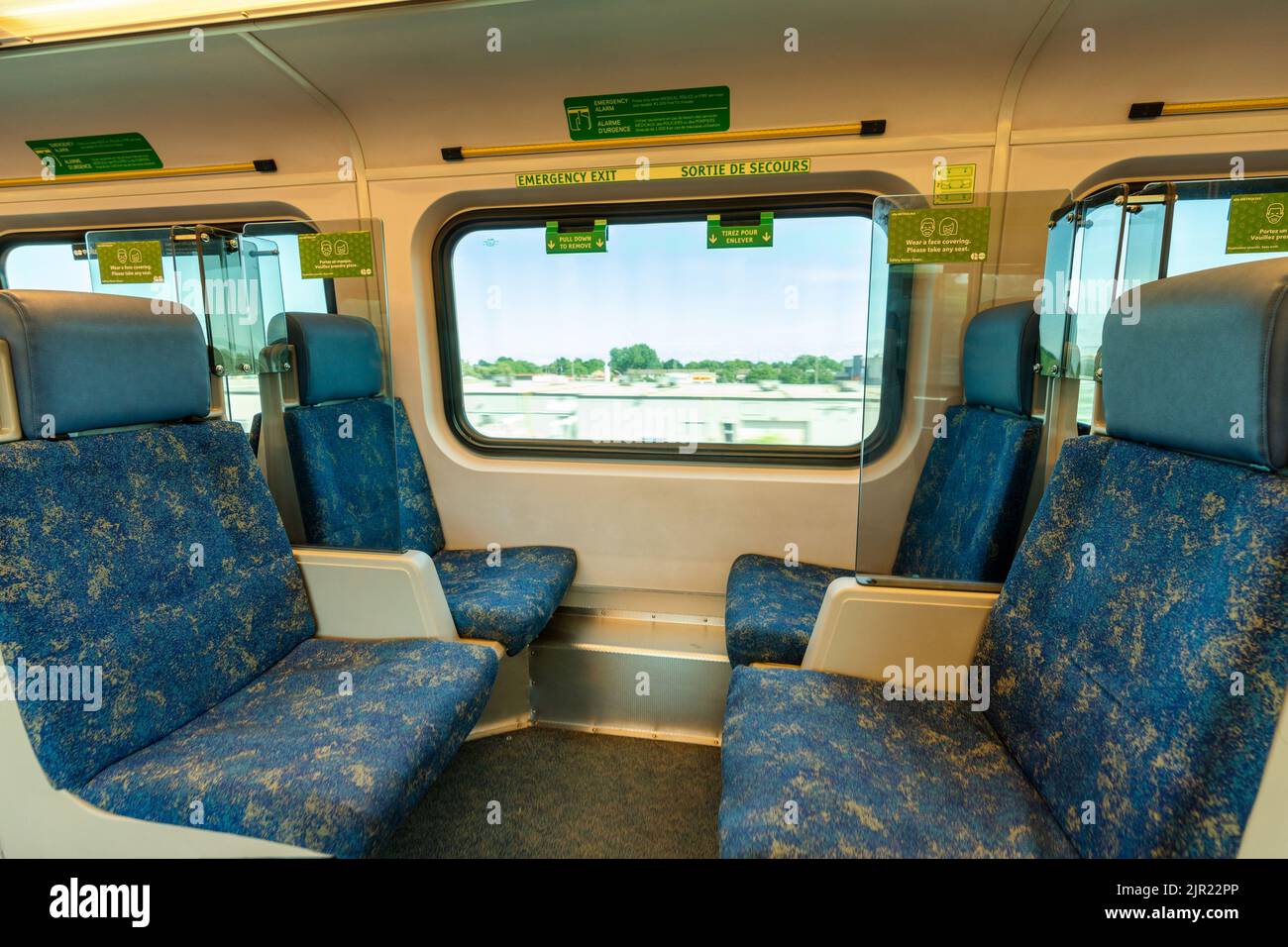 Toronto, ON, Kanada - Juli 10 2021 : Innenraum des GO Transit Go Train Waggons während der Pandemie-Periode covid-19. Sitzfläche und Trennwand aus Acryl. Stockfoto