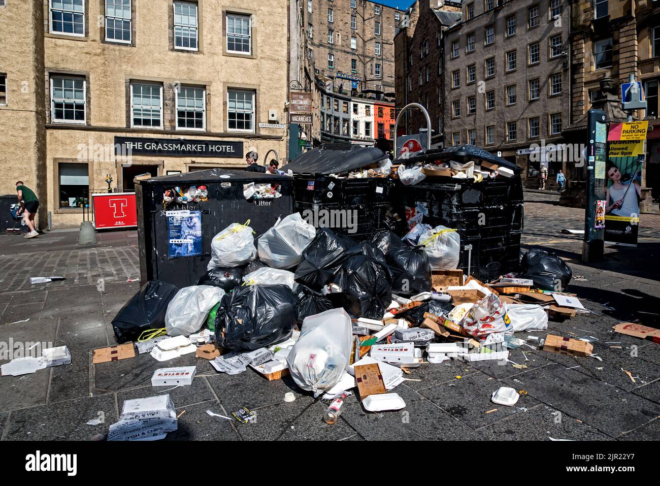 Im Grassmarket sind aufgrund von Arbeitskampfmaßnahmen der Mitarbeiter des stadtrats von Edinburgh Abfalleimer überlaufen. Edinburgh, Schottland, Großbritannien. Stockfoto