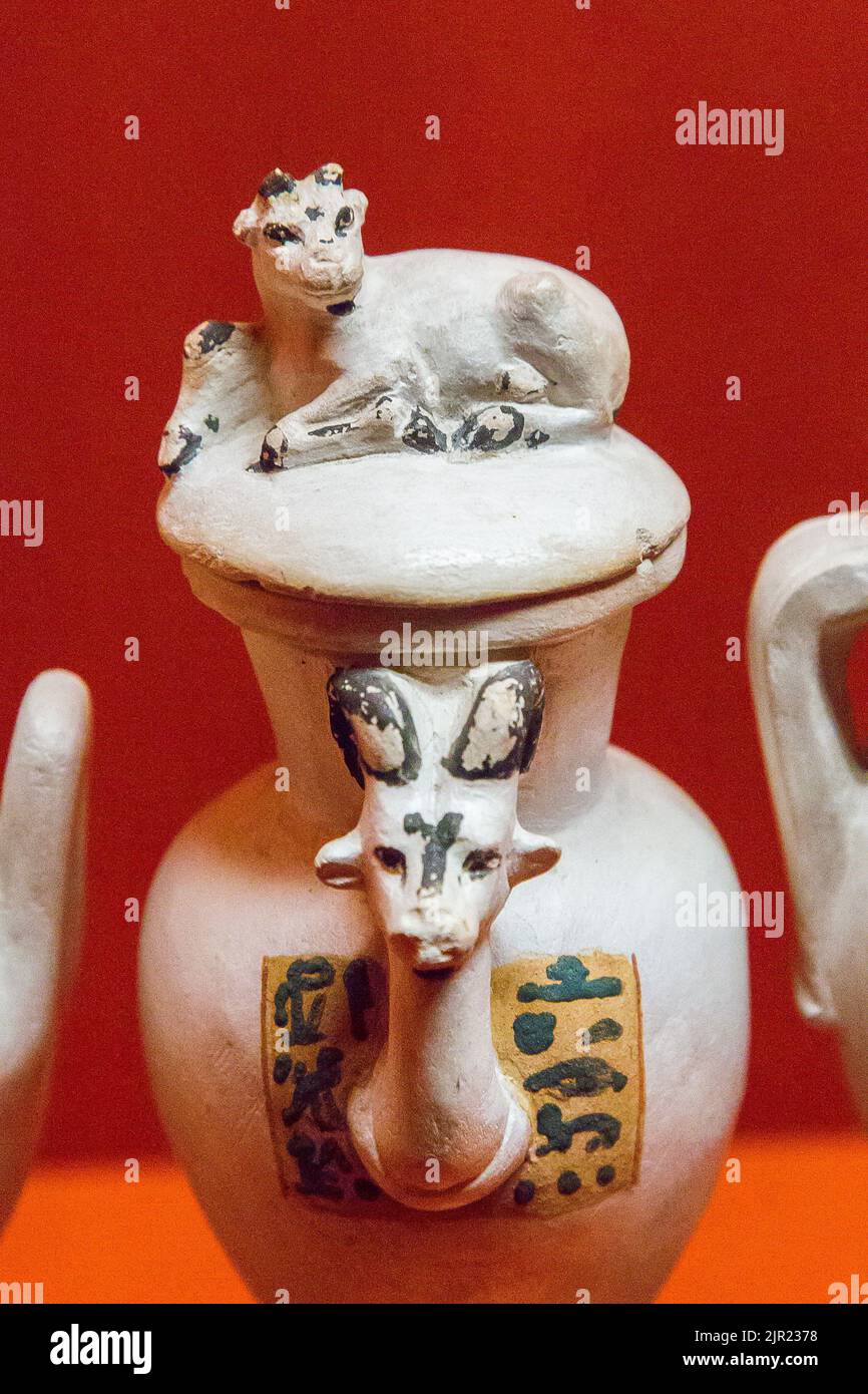 Ägypten, Kairo, Ägyptisches Museum, aus dem Grab von Yuya und Thuya : Dummy Vase in Kalkstein. Der Deckel und der Auslauf haben die Form eines Steinbockes. Stockfoto