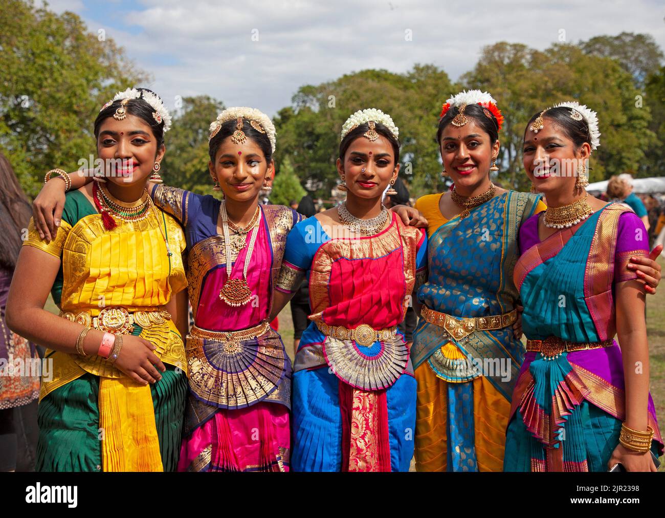 Leith Links Park, Edinburgh, Schottland, Großbritannien, 21.. August 2022. Mailand Mela, multikulturelles Familienevent, Live-Unterhaltung und mehr als 30 Stände mit Schmuck, Kleidersaris, World Food Corner und Aktivitäten für Kinder. Im Bild: Mitglieder von Dance Ihayami posieren nach ihrem Bühnenauftritt für ein Foto. Quelle: Arch White/alamy Live News. Stockfoto