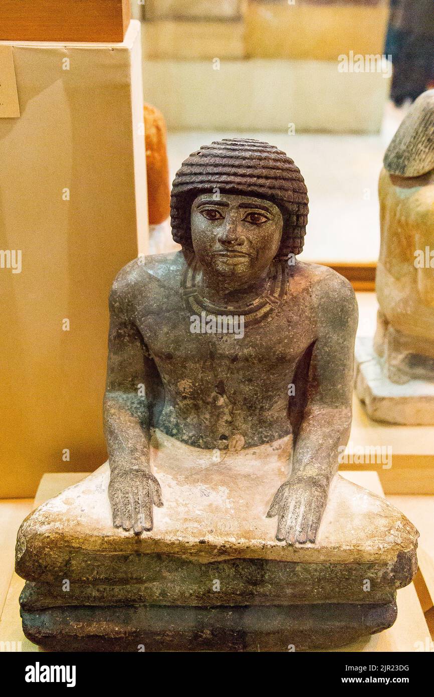 Kairo, Ägyptisches Museum, Statuette des Schreibers Nimaatsed hockend, grauer Granit, aus Saqqara. Stockfoto