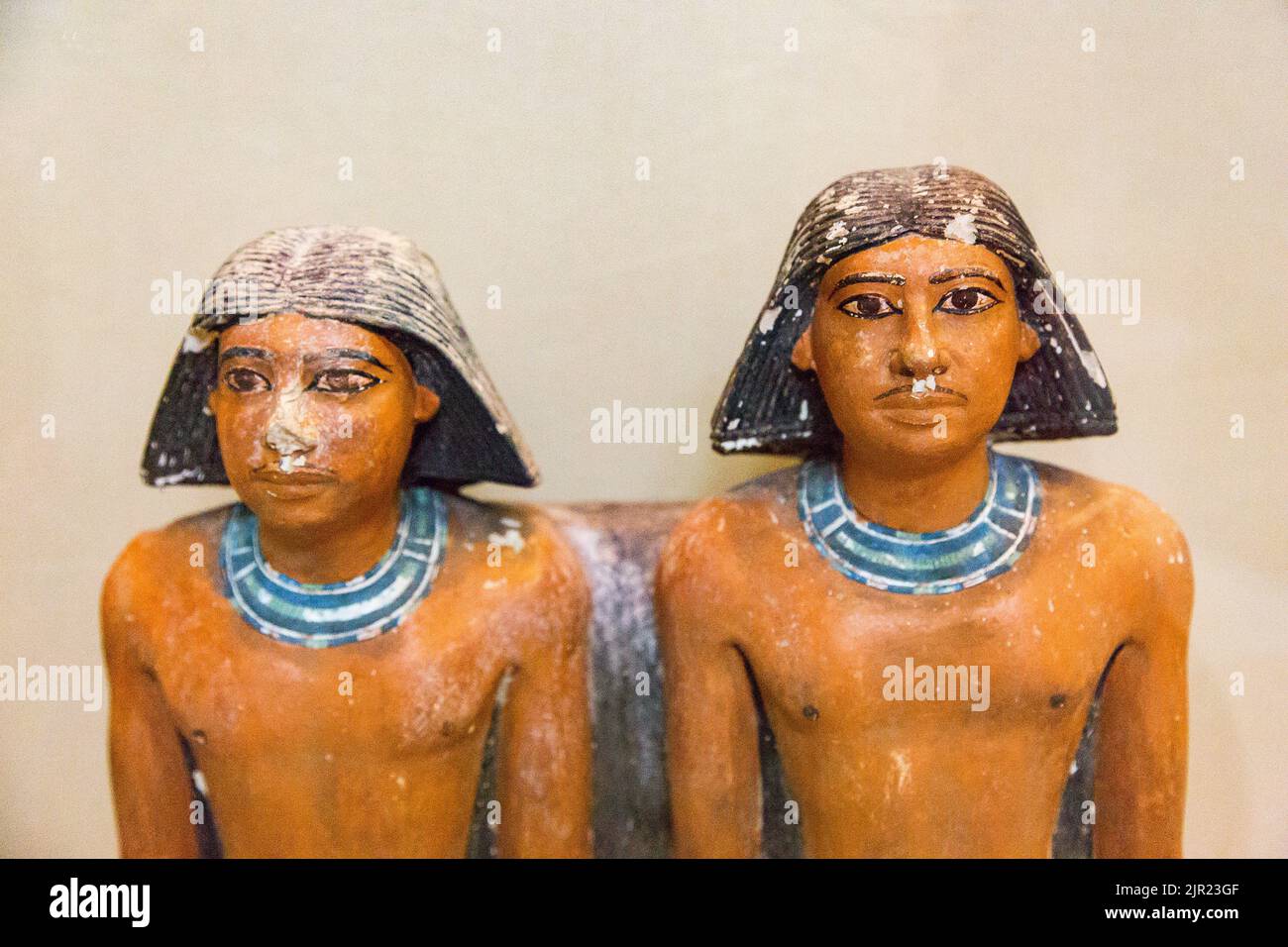 Kairo, Ägyptisches Museum, Doppelstatue von Nimaatsed, einem Priester der Dynastie von 5.. Stockfoto