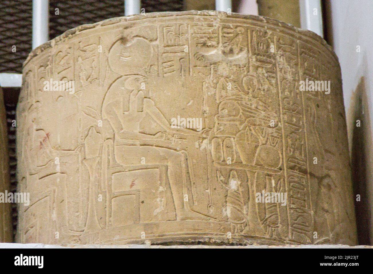 Ägypten, Saqqara, Grab des Horemheb, Block (jetzt in Kairo Museum) einer zweiten Gerichtskolonne : Horemheb Praying Ra-Horakhty-Atum und Maat. Stockfoto