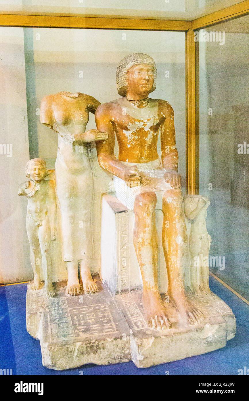 Kairo, Ägyptisches Museum, Statuengruppe von Nianihre, seiner Frau IretNoub und ihren Söhnen. Stockfoto