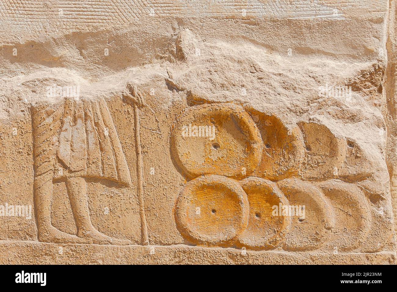 Ägypten, Saqqara, New Kingdom Grab von Horemheb, Nordwand des zweiten Gerichts: Mann vor großen gelben Broten. Stockfoto
