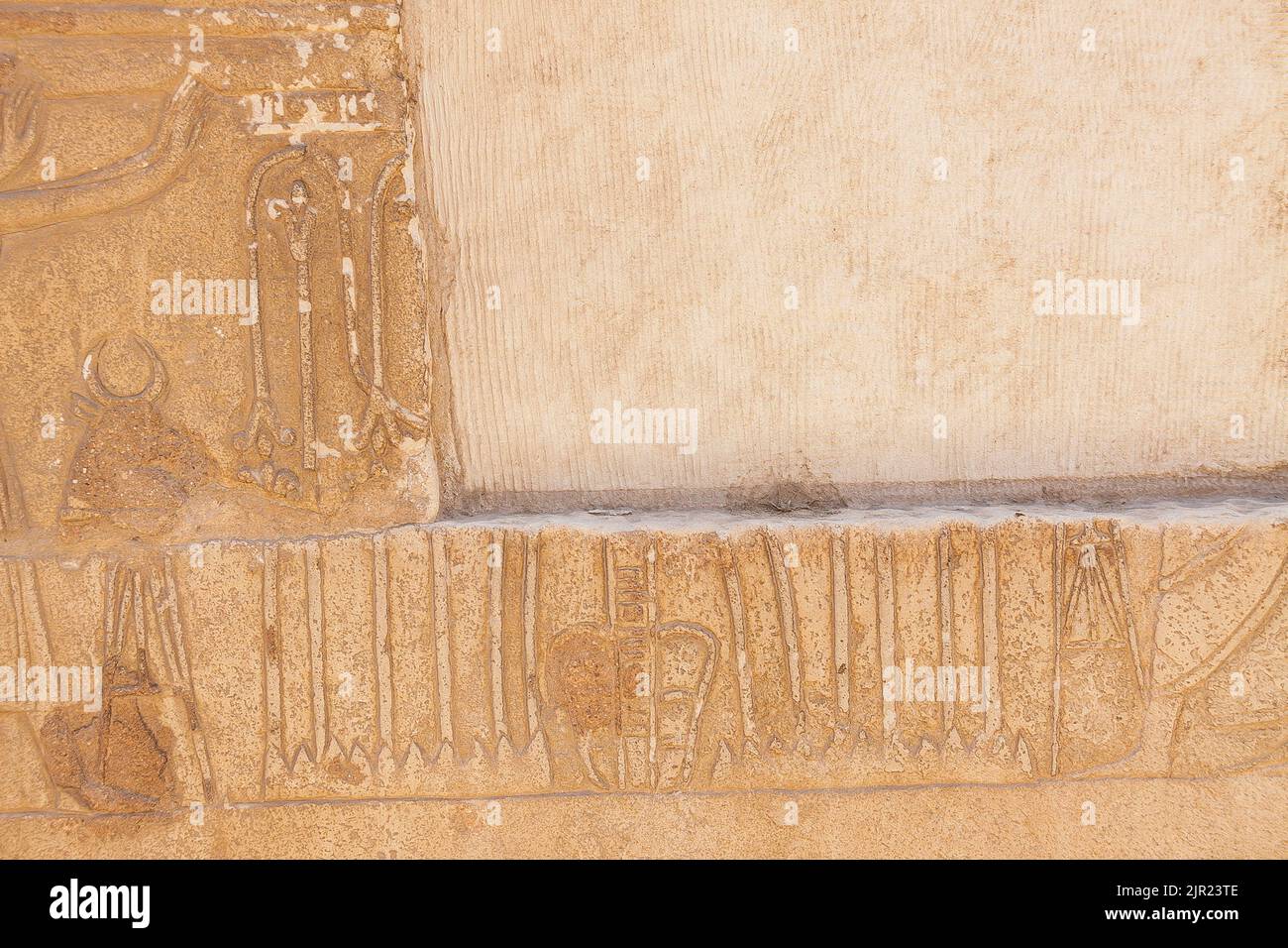 Ägypten, Saqqara, New Kingdom Grab von Horemheb, Südwand des zweiten Gerichts : Rhyton, Boden von Sema Tawy und Füße der asiatischen Menschen. Stockfoto
