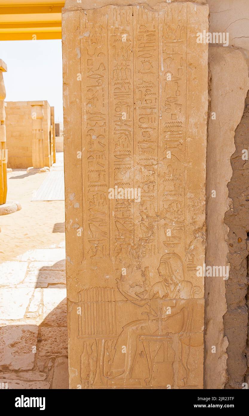 Ägypten, Saqqara, Grab des Horemheb, Statue Raum, Hieroglyphen Text auf Türpfosten und Horemheb Darstellung. Stockfoto