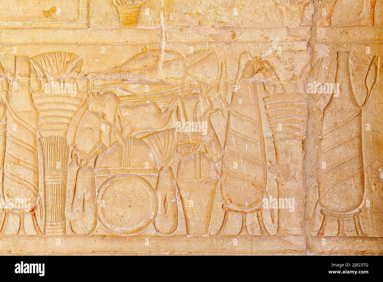 Ägypten, Saqqara, Grab des Horemheb, Statuenraum, Opfergaben. Stockfoto
