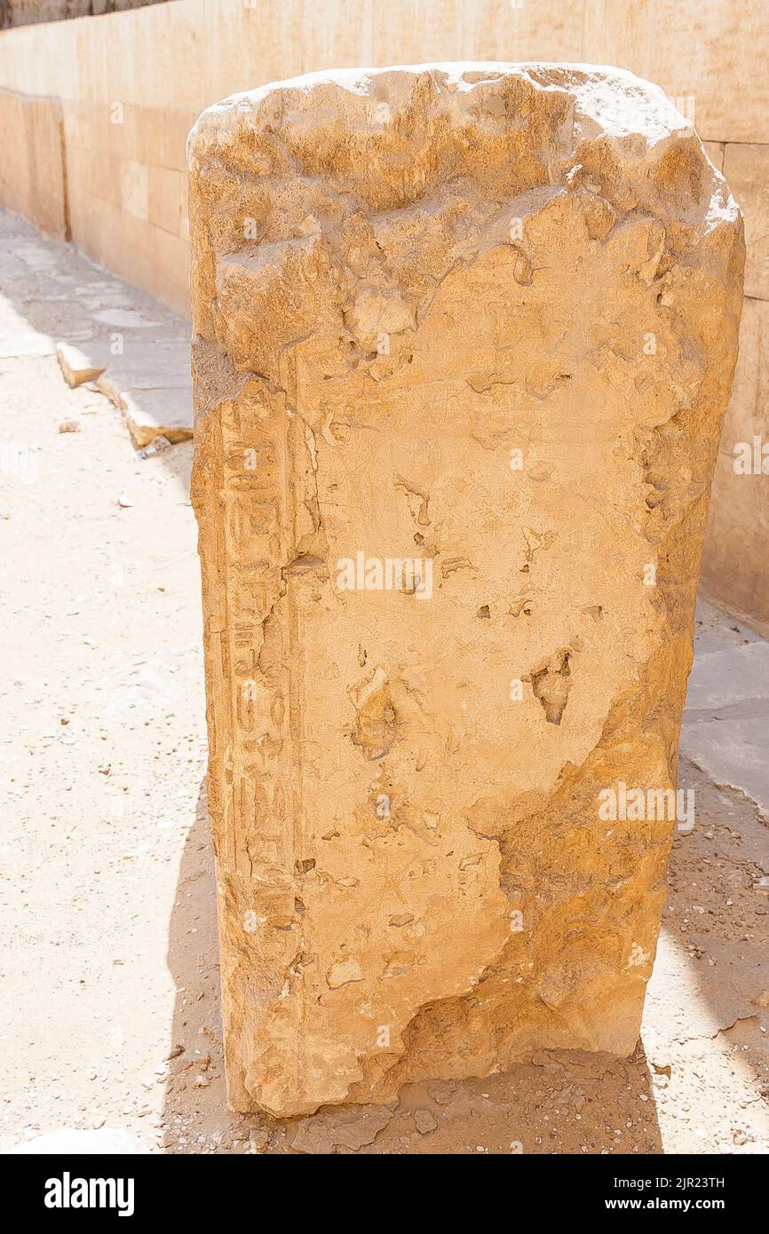 Ägypten, Saqqara, Grab von Horemheb, zweiter Gerichtshof, dieser Block trägt eine Hieroglyphen-Linie einer Stele in der Nähe, als ob eine unerwartete Besetzung durchgeführt wurde. Stockfoto