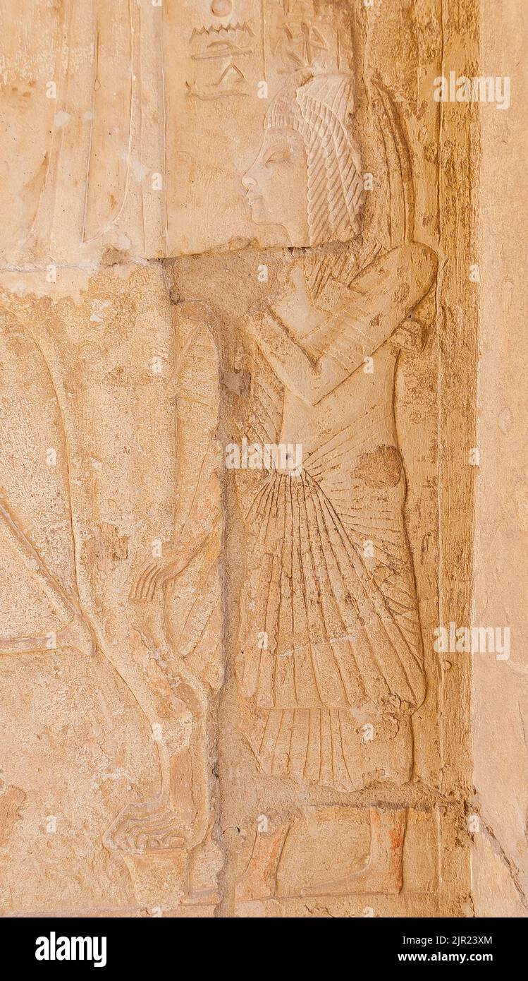 Ägypten, Saqqara, Grab des Horemheb, Statuenzimmer, Schreiber hinter Horemheb. Stockfoto