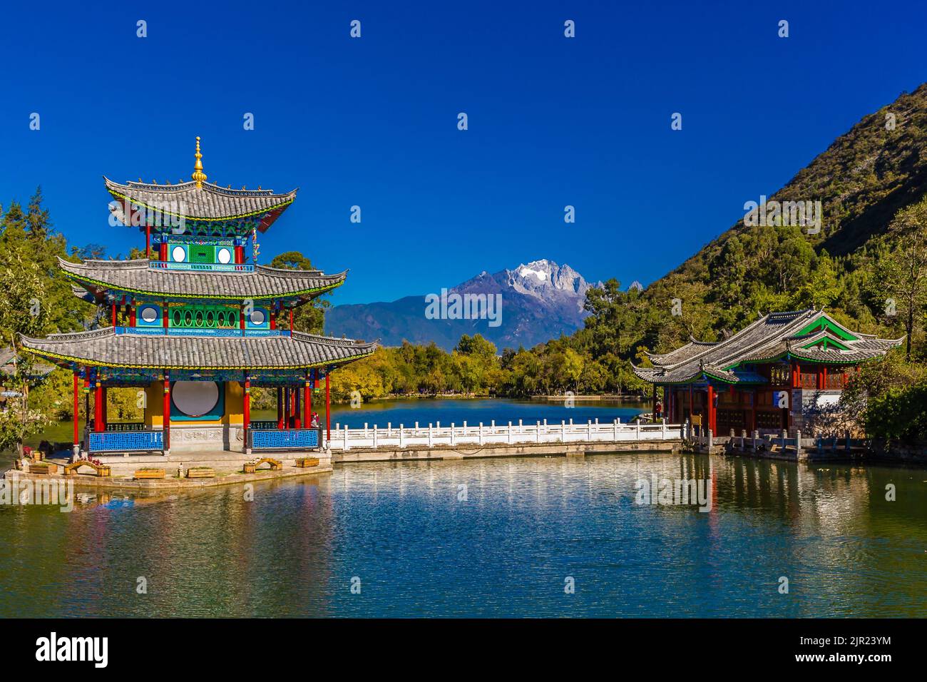 In der Nähe der Altstadt von Lijiang befindet sich der Jade Sprng Park mit dem Jadedrachen-Schneeberg, dem Mond mit Pagode, der Suocui-Brücke und dem Schwarzen Drachenteich in Yunnan... Stockfoto
