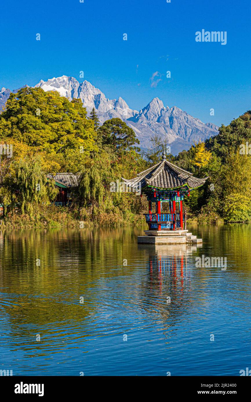 In der Nähe der Altstadt von Lijiang befindet sich der Jade Sprng Park mit dem Jadedrachen-Schneeberg, dem Mond mit Pagode, der Suocui-Brücke und dem Schwarzen Drachenteich in Yunnan... Stockfoto