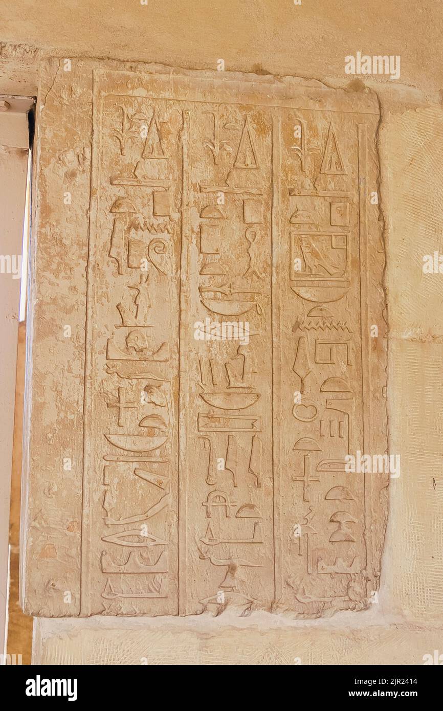 Ägypten, Saqqara, Grab des Horemheb, Statuenraum, Hieroglyphen-Text auf Türpfosten. Stockfoto