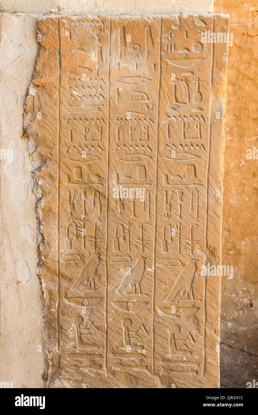 Ägypten, Saqqara, Grab des Horemheb, Statuenraum, Hieroglyphen-Text auf Türpfosten. Stockfoto