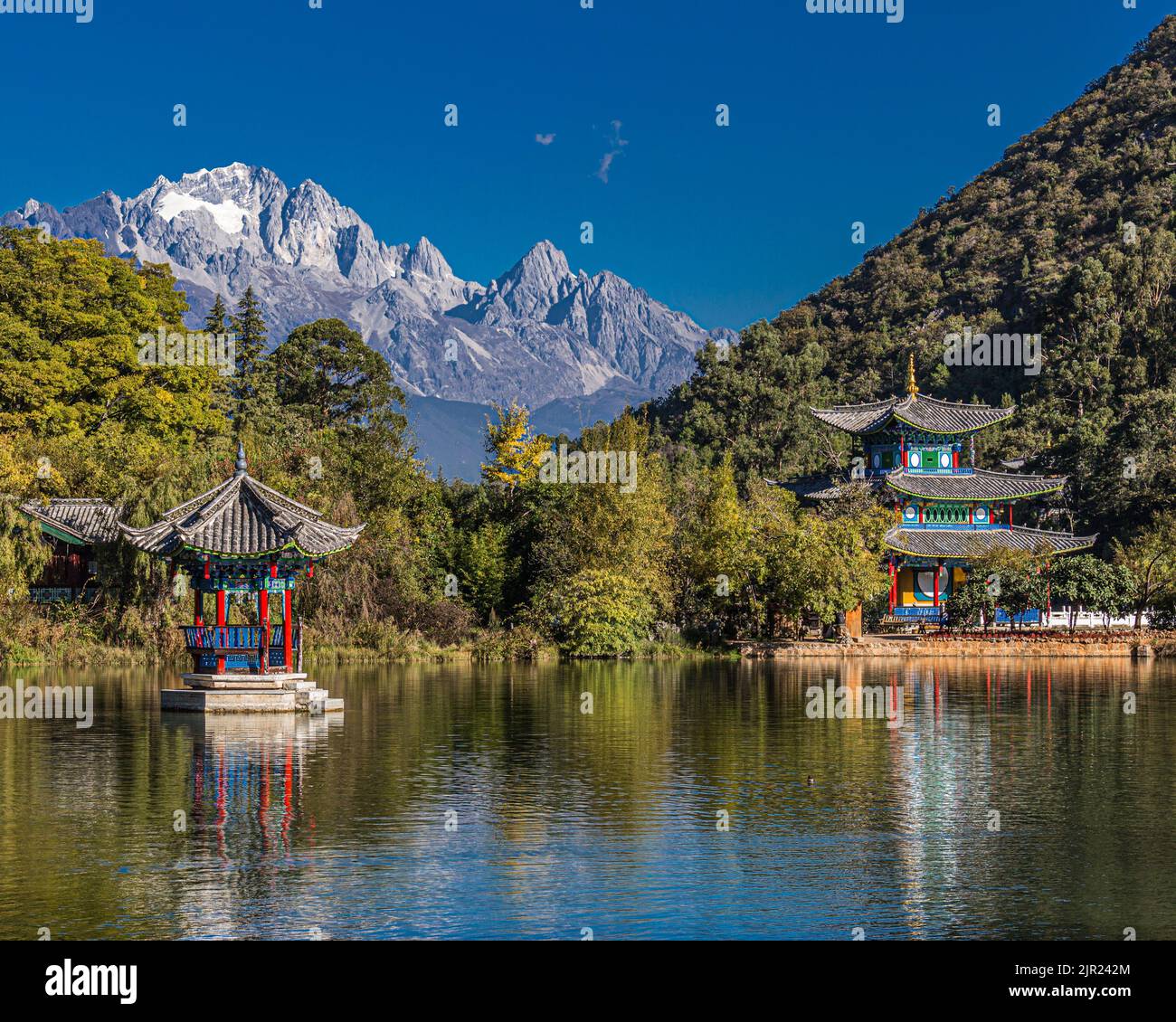 In der Nähe der Altstadt von Lijiang befindet sich der Jade Sprng Park mit dem Jadedrachen-Schneeberg, dem Mond mit Pagode, der Suocui-Brücke und dem Schwarzen Drachenteich in Yunnan... Stockfoto