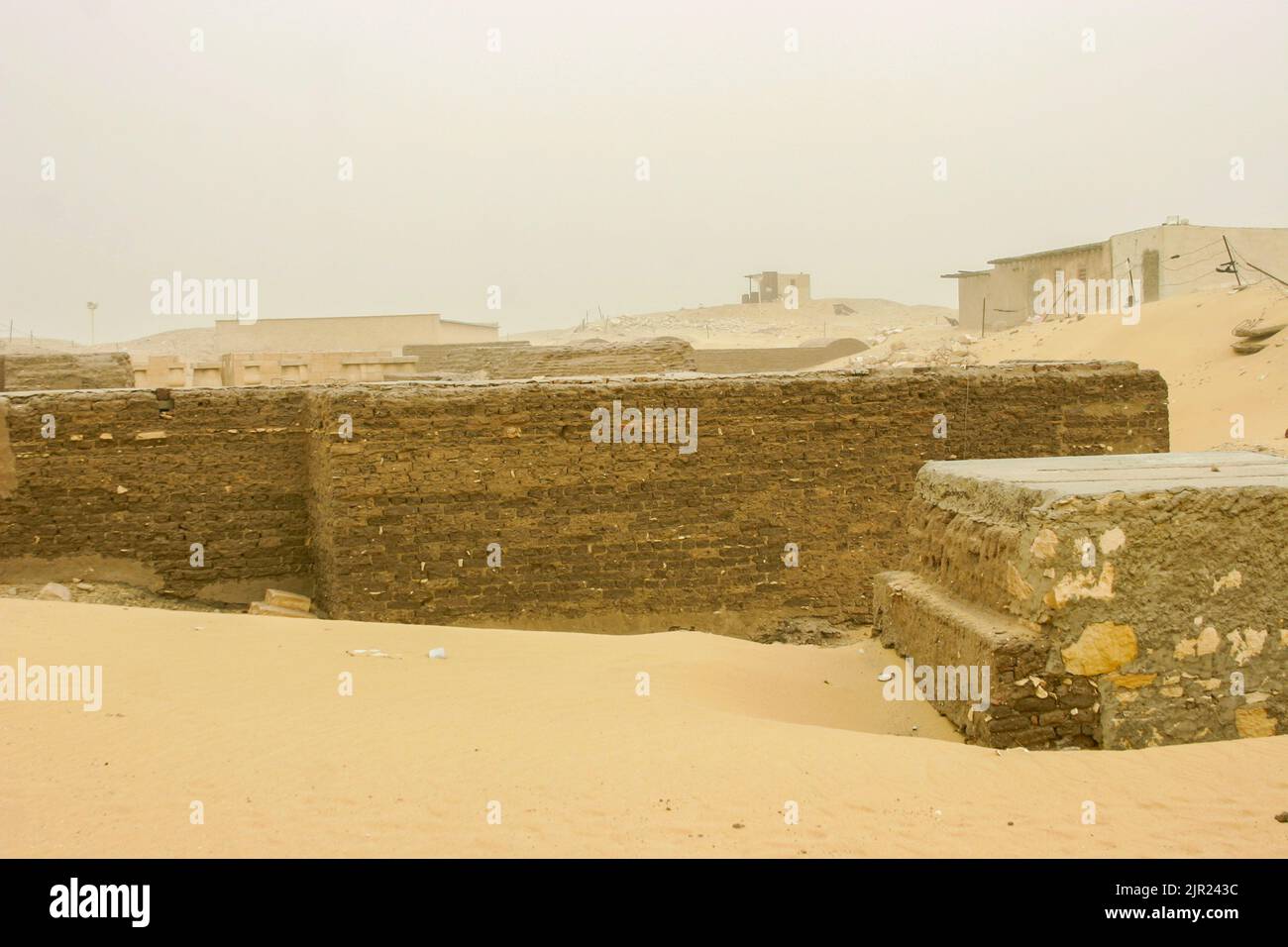 Ägypten, Saqqara, Grab des Horemheb, Kapellen, von der Rückseite des Grabes aus gesehen. Stockfoto