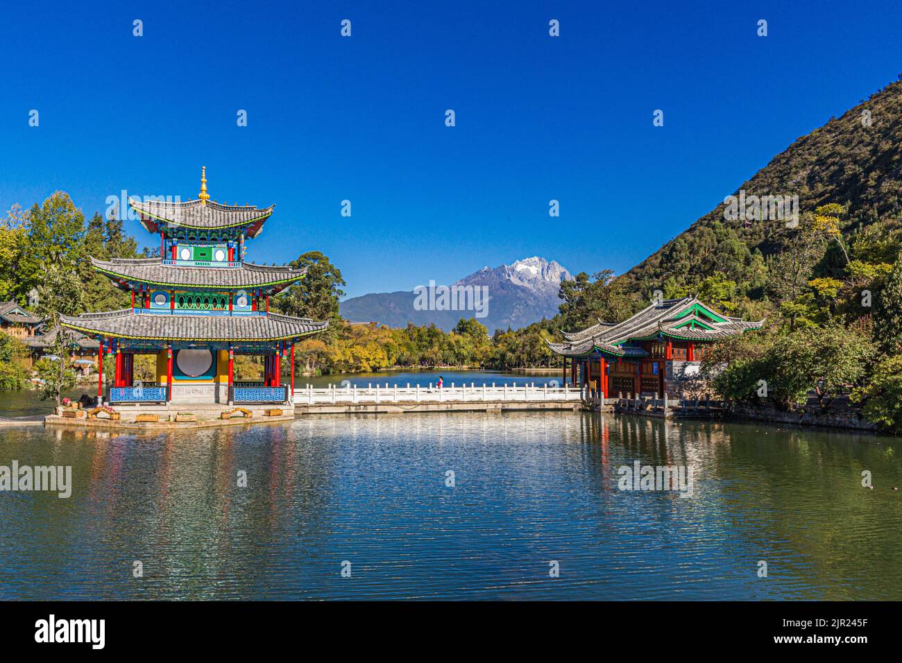 In der Nähe der Altstadt von Lijiang befindet sich der Jade Sprng Park mit dem Jadedrachen-Schneeberg, dem Mond mit Pagode, der Suocui-Brücke und dem Schwarzen Drachenteich in Yunnan... Stockfoto