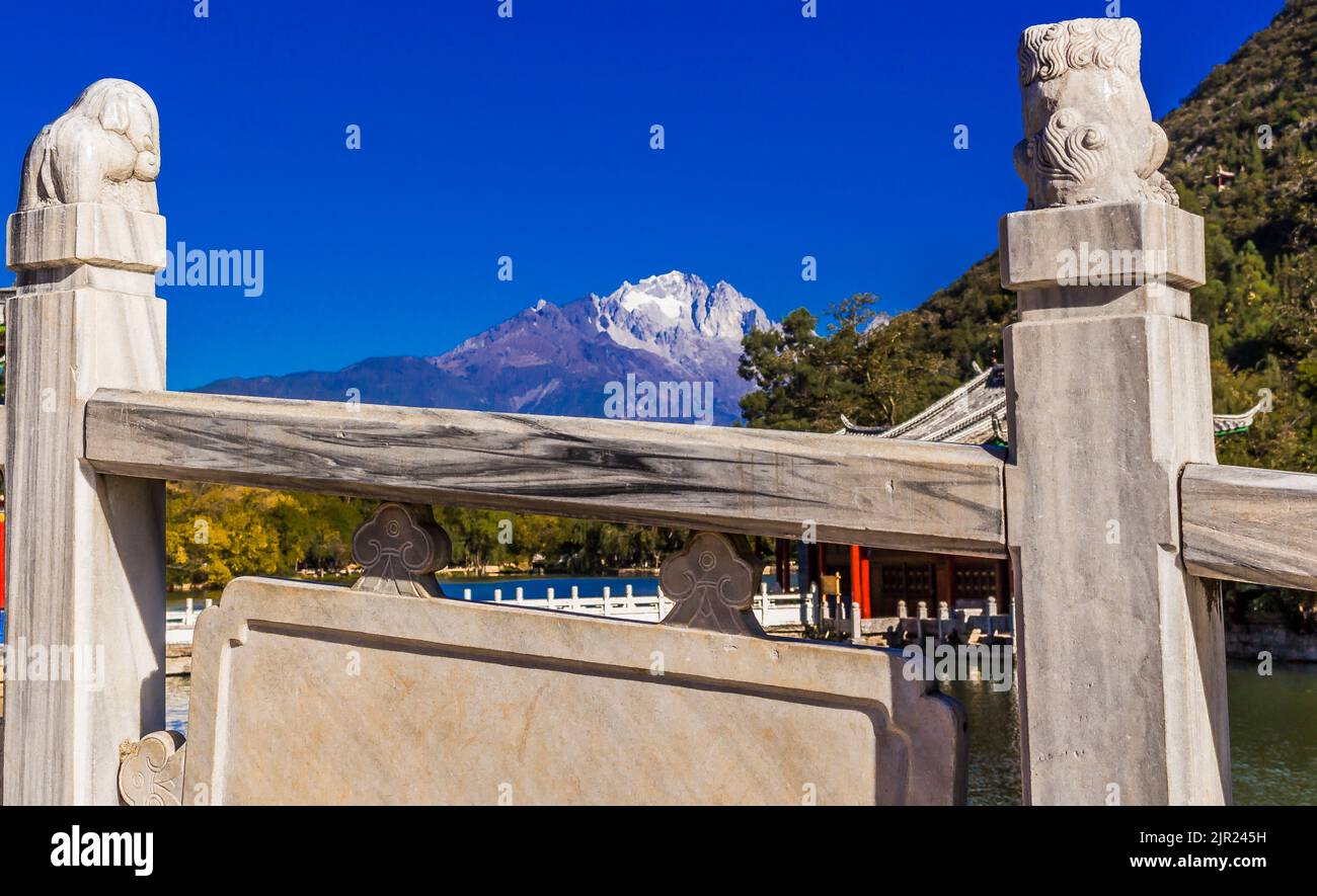 In der Nähe der Altstadt von Lijiang befindet sich der Jade Sprng Park mit dem Jadedrachen-Schneeberg, dem Mond mit Pagode, der Suocui-Brücke und dem Schwarzen Drachenteich in Yunnan... Stockfoto