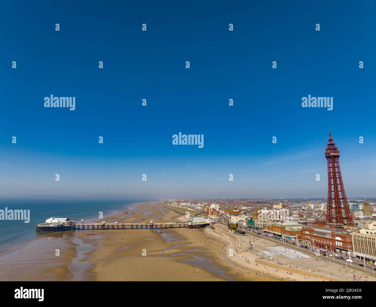 Menschen, die auf Buche in Blackpool liegen, genießen die Hitzewelle mit Familie Stockfoto