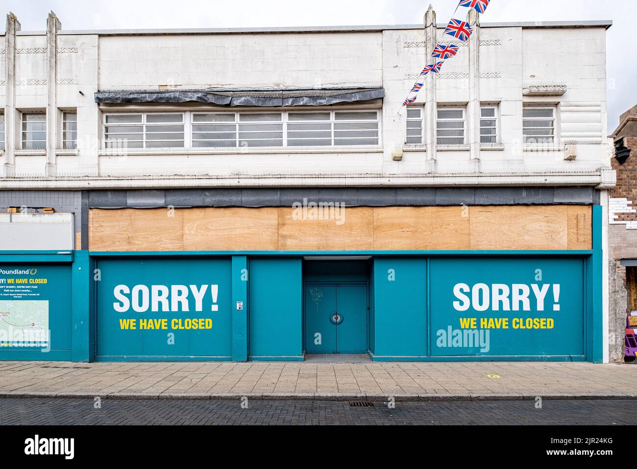 Art déco-Gebäude, ehemaliges Poundland-Geschäft im Stadtzentrum von Crewe-Heshire, Großbritannien Stockfoto