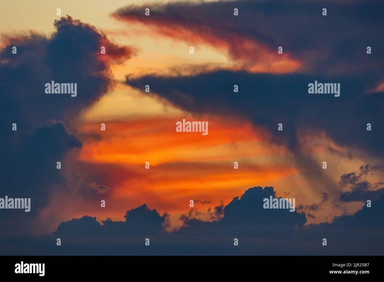 Warme und farbenfrohe tropische Dämmerung über dem Meer Stockfoto