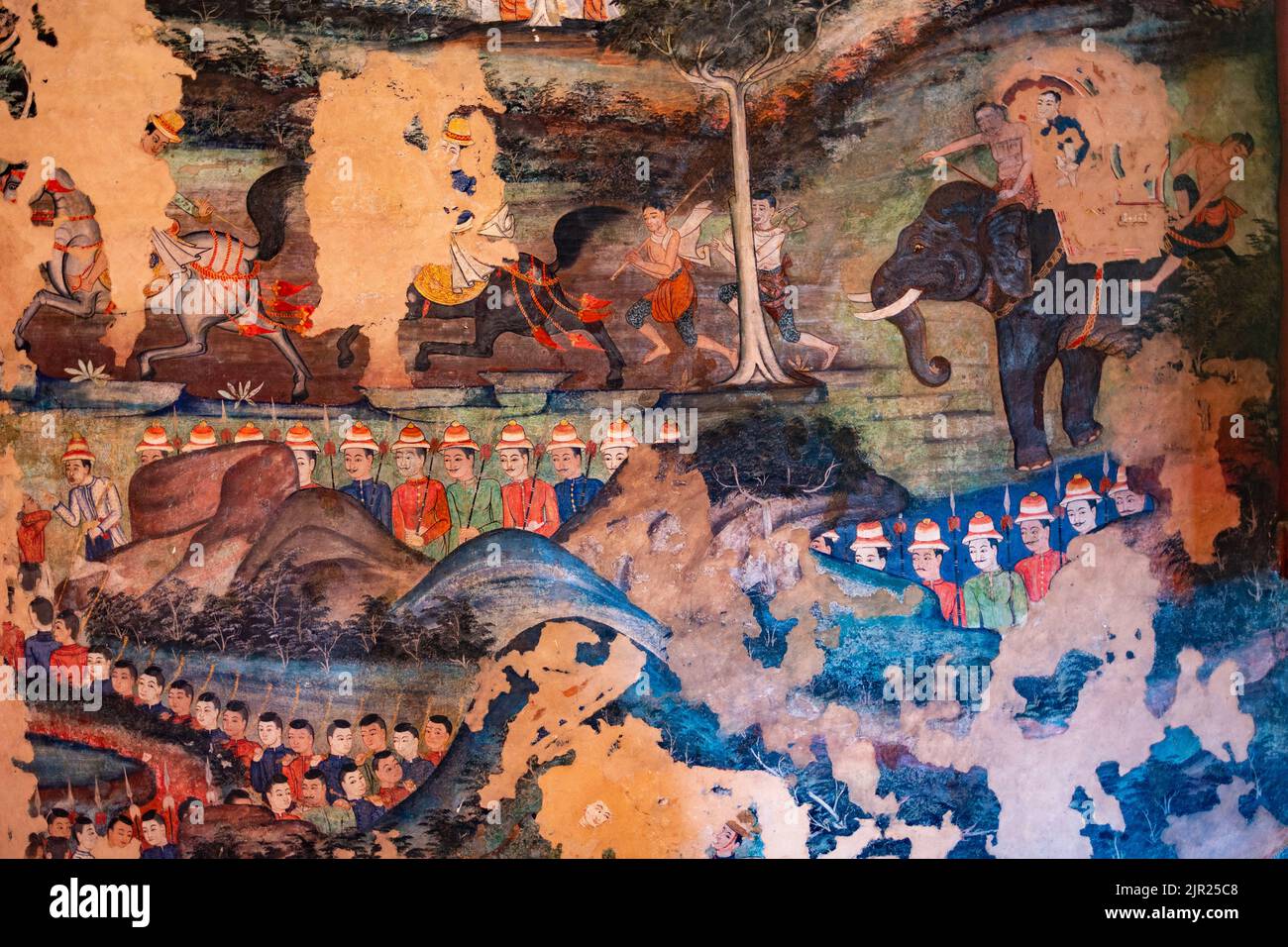 Details der alten Wandmalereien, die das Leben Buddhas im Tempel Wat Phra Singh in Thailand zeigen Stockfoto