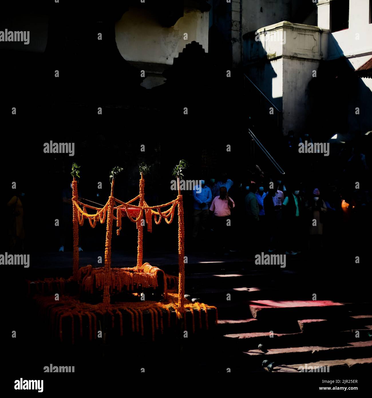 Kathmandu, Bagmati, Nepal. 21. August 2022. Ein Krematorium, das für die letzten Riten des nepalesischen Kongresses (NC)-Führers und Gesetzmacherers Pradip Giri am Sonntag in Pashupati Aaryaghat auf dem Gelände des Pashupatinath-Tempels dekoriert wurde. (Bild: © Amit Machamasi/ZUMA Press Wire) Stockfoto