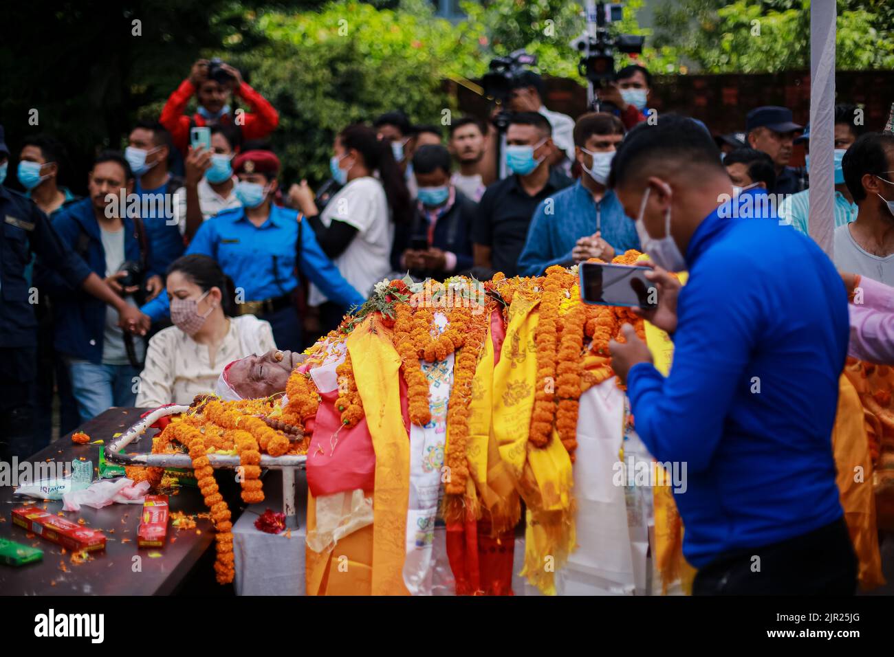 Kathmandu, Bagmati, Nepal. 21. August 2022. Ein Mann klickt auf ein Bild des verstorbenen nepalesischen Kongresses (NC)-Führers und Abgeordneten Pradip Giri, während sein Leichnam am Sonntag zum letzten Tribut am Parteivorsitzenden in Sanepa festgehalten wurde. (Bild: © Amit Machamasi/ZUMA Press Wire) Stockfoto