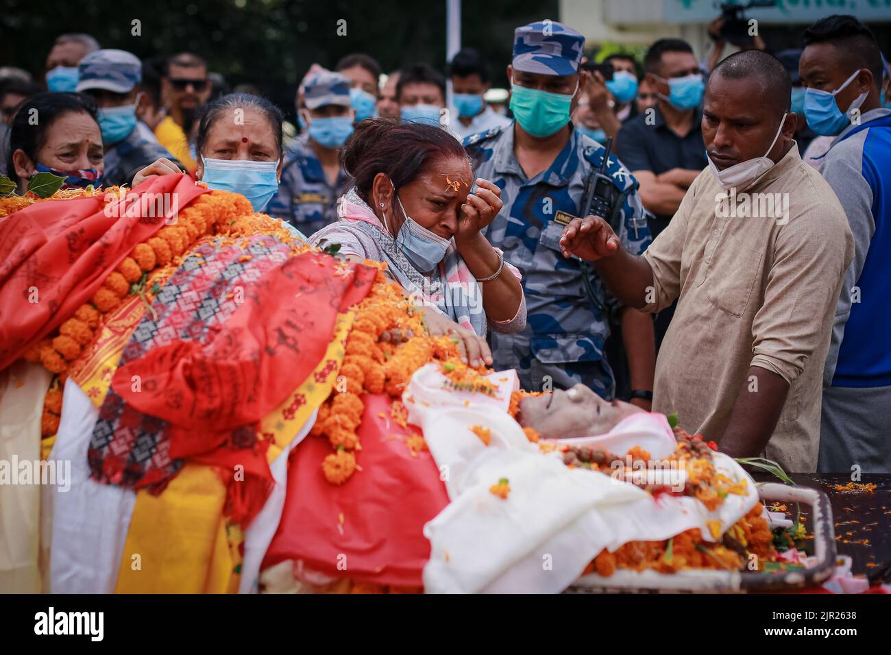 Kathmandu, Bagmati, Nepal. 21. August 2022. Eine Frau trauert um den nepalesischen Kongressführer und Gesetzgeber Pradip Giri vor seinem Leichnam am Sonntag im Hauptquartier der Kongresspartei. (Bild: © Amit Machamasi/ZUMA Press Wire) Stockfoto