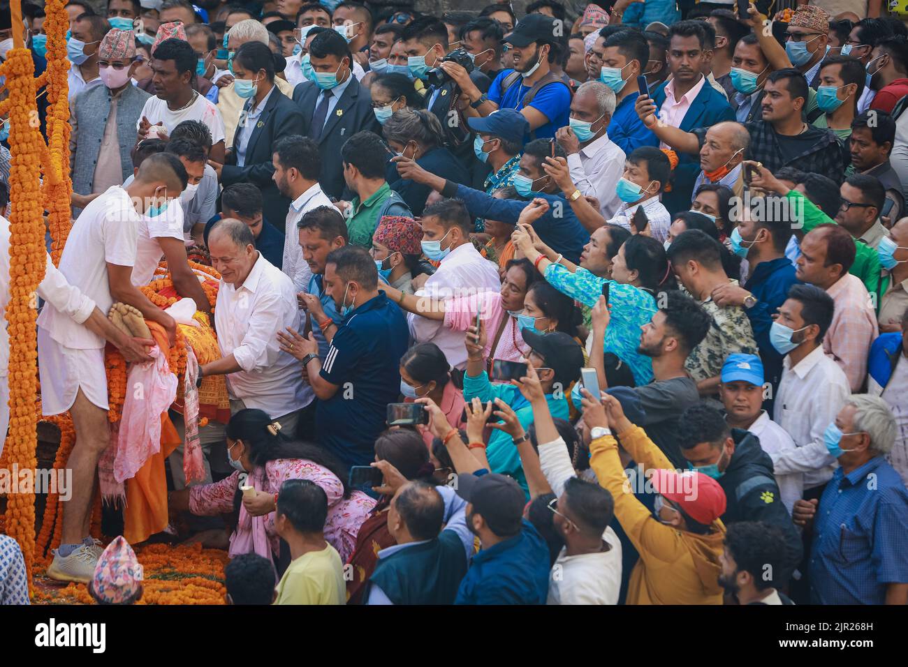 Kathmandu, Bagmati, Nepal. 21. August 2022. Am Sonntag versammeln sich Massen, um die letzten Riten des nepalesischen Kongresses (NC)-Führers und Gesetzmacherers Pradip Giri auf dem Gelände des Pashupatinath-Tempels zu beobachten. (Bild: © Amit Machamasi/ZUMA Press Wire) Stockfoto