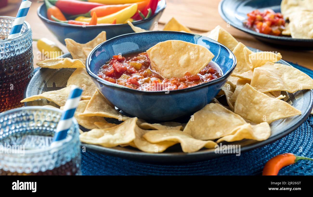 Authentische Tortilla-Chips mit einer Schale frischer Gourmet-Salsa zum Eintauchen. Stockfoto