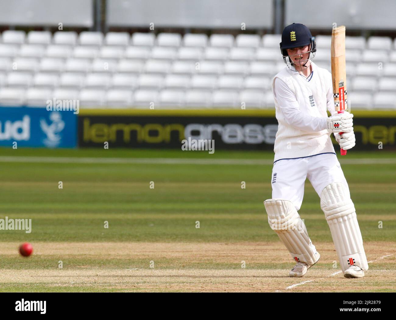 CHELMSFORD ENGLAND - AUGUST 21 :George Bell von England unter 19 schlägt sein Jahrhundert während LV=Insurance Test Match (1. Tag von 4) Spiel zwischen England unter 19 gegen Sri Lanka unter 19 auf dem Cloud County Ground, Chelmsford am 22. August, 2022 Credit: Action Foto Sport/Alamy Live News Stockfoto