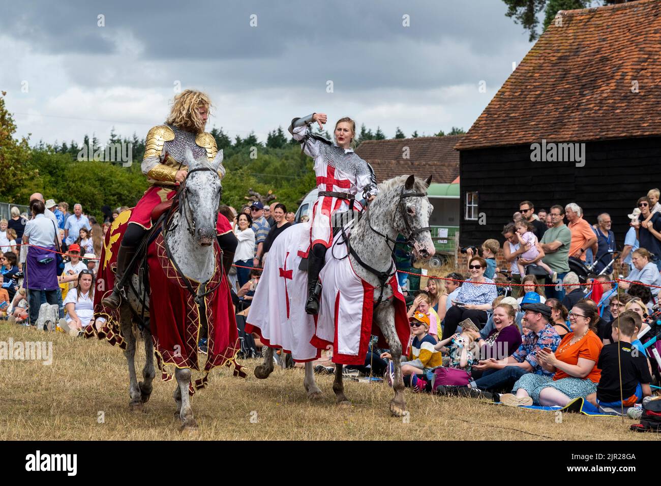 Chalfont, Großbritannien. 21. August 2022. Re enactors as gepanzerte Ritter erwecken die Szenen aus der Zeit von Henry VIII während eines mittelalterlichen Turnier im Chiltern Open Air Museum zum Leben. Das Museum erzählt die Geschichte des Chilterns-Gebietes durch die Erhaltung historischer Gebäude, Landschaften und Kultur. Kredit: Stephen Chung / Alamy Live Nachrichten Stockfoto