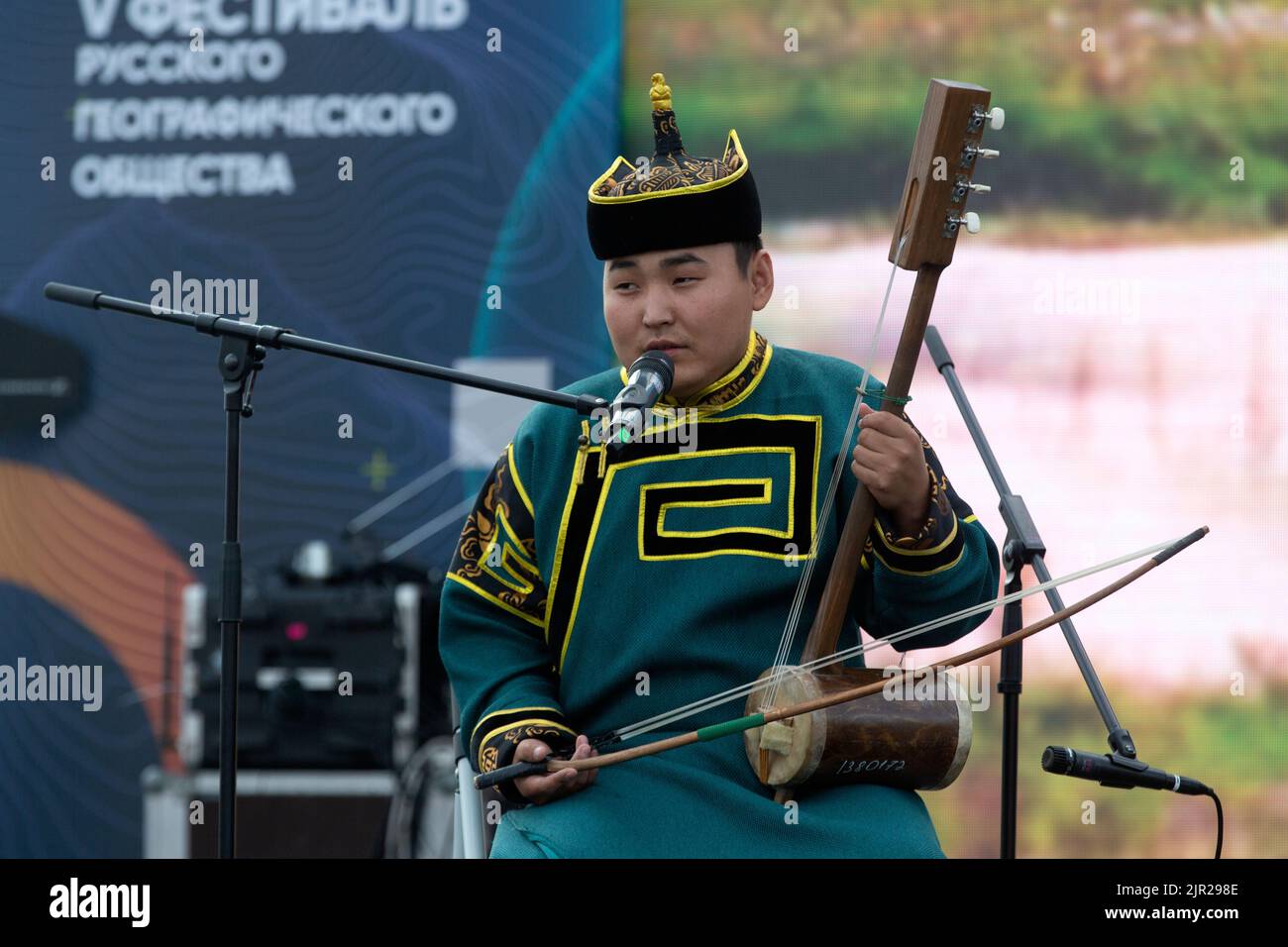 Moskau, Russland. 19. vom August 2022. Der Tuvan-Musiker spielt das Volksinstrument Byzaanchy auf dem Gelände des V. Festivals der Russischen Geographischen Gesellschaft im Zaryadye-Park im Zentrum von Moskau, Russland Stockfoto