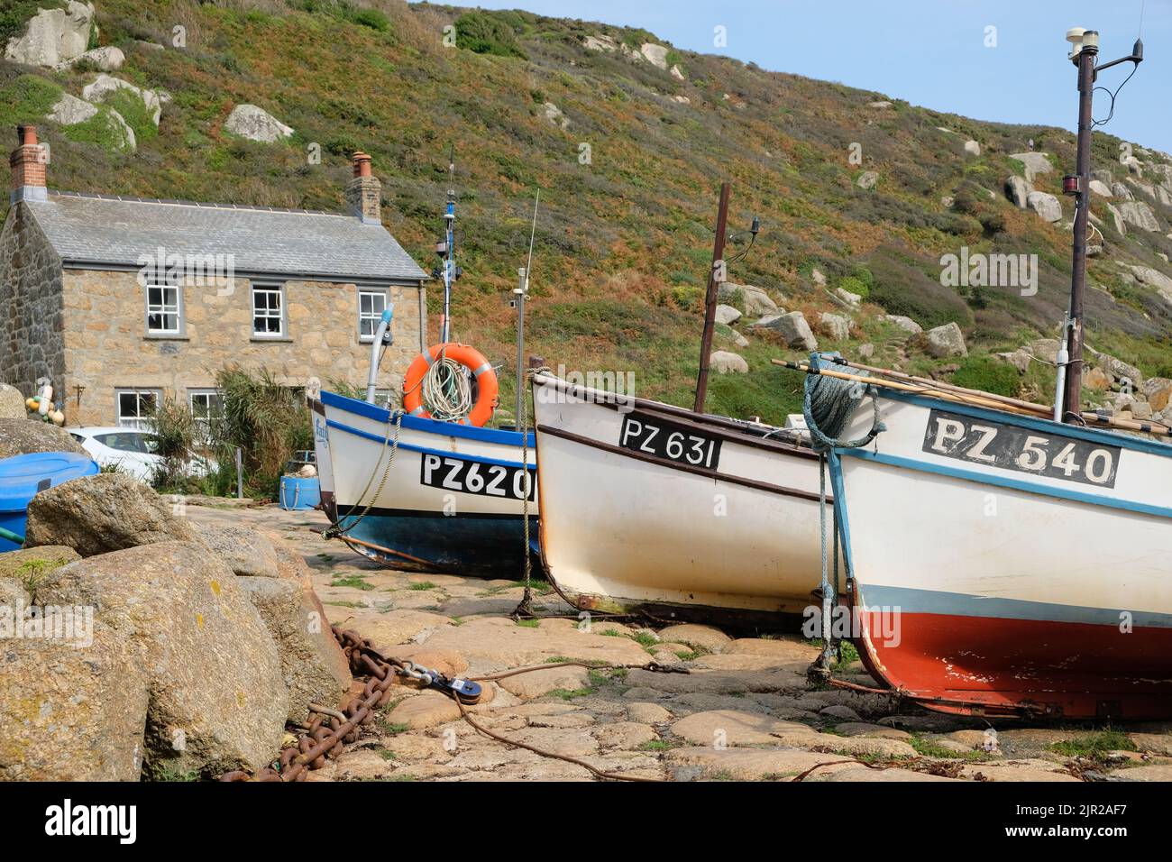 St Levan, Großbritannien, September 2020: Penbeth Cove in der Nähe von Penzance in Cornwall beherbergt eine kleine Flotte kleiner Fischerboote Stockfoto