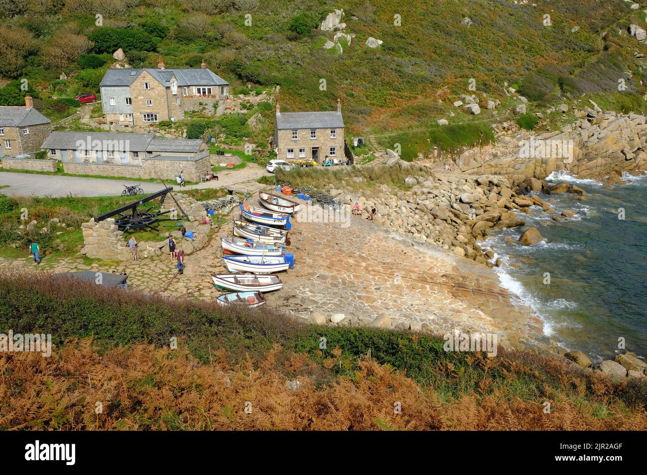 St Levan, Großbritannien, September 2020: Penbeth Cove in der Nähe von Penzance in Cornwall beherbergt eine kleine Flotte kleiner Fischerboote Stockfoto