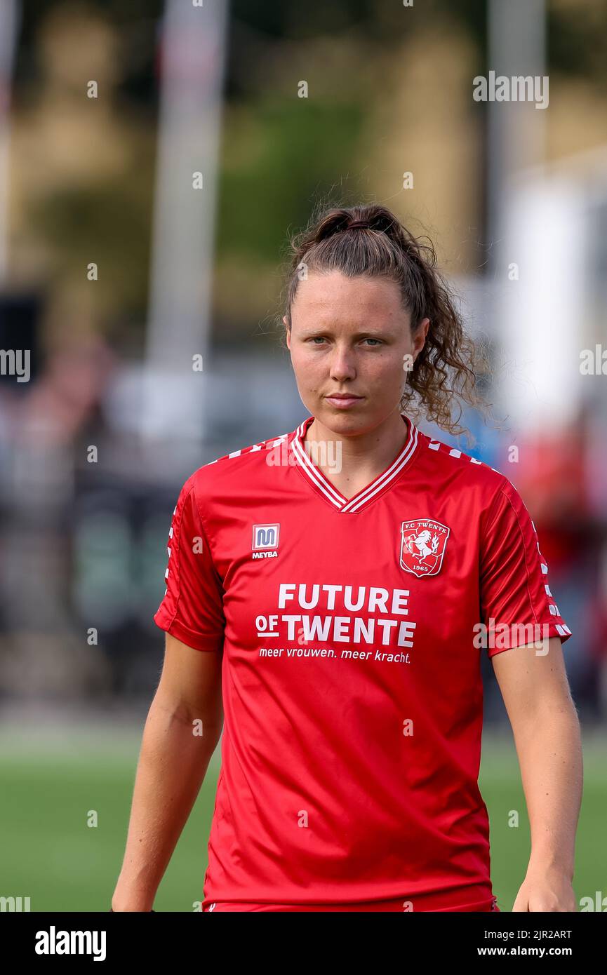 ENSCHEDE, NIEDERLANDE - 21. AUGUST: Fenna Kalma vom FC Twente während des Qualifikationsspiels der UEFA Woman's Champions League zwischen dem FC Twente VR und SL Benfica VR am 21. August 2022 im Sportcampus Diekman in Enschede, Niederlande (Foto: Marcel ter Bals/Orange Picles) Stockfoto