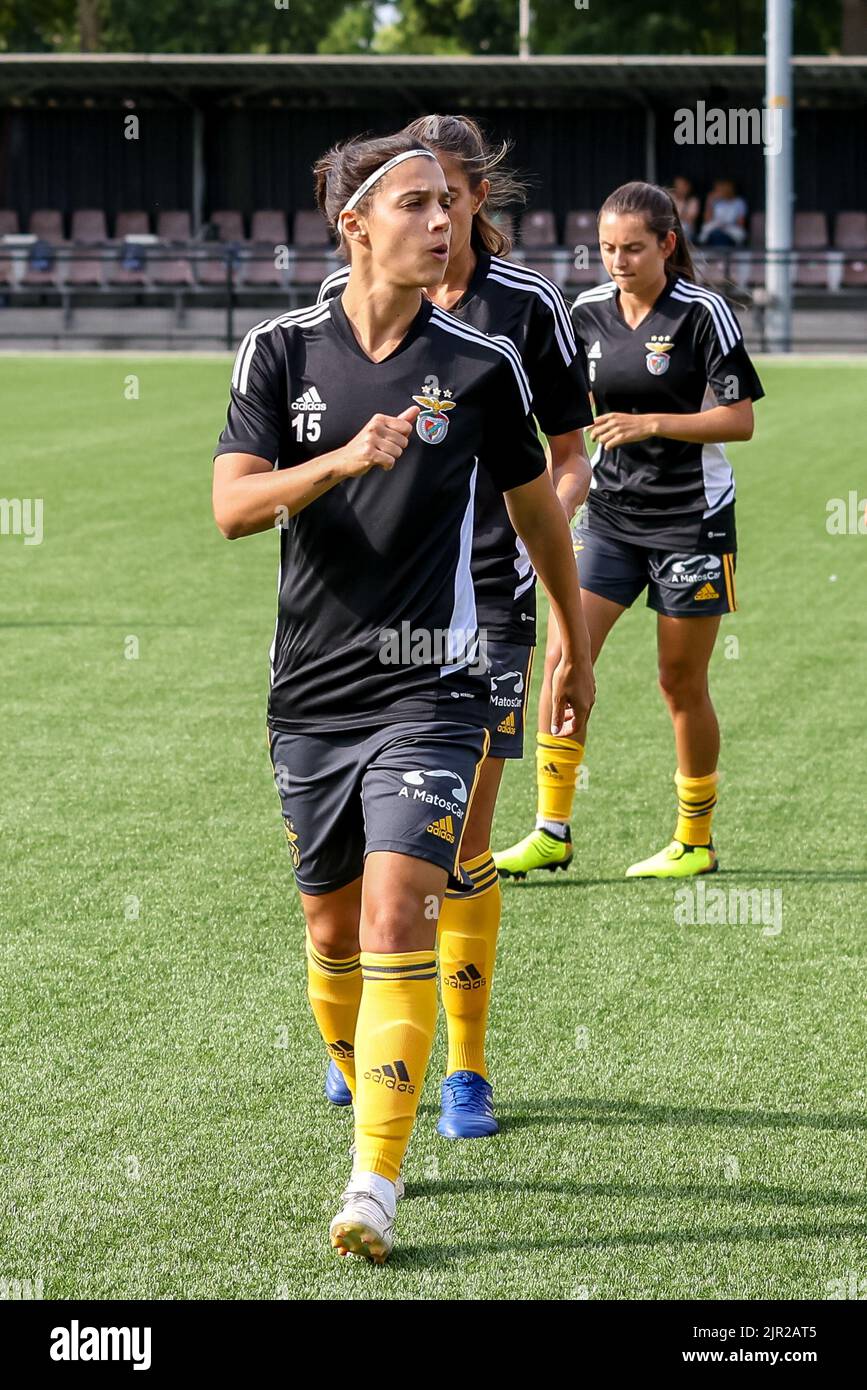 ENSCHEDE, NIEDERLANDE - 21. AUGUST: Carole Costa von SL Benfica während des UEFA Woman's Champions League Qualifikationsspiels zwischen dem FC Twente VR und SL Benfica VR am 21. August 2022 im Sportcampus Diekman in Enschede, Niederlande (Foto: Marcel ter Bals/Orange Picles) Stockfoto