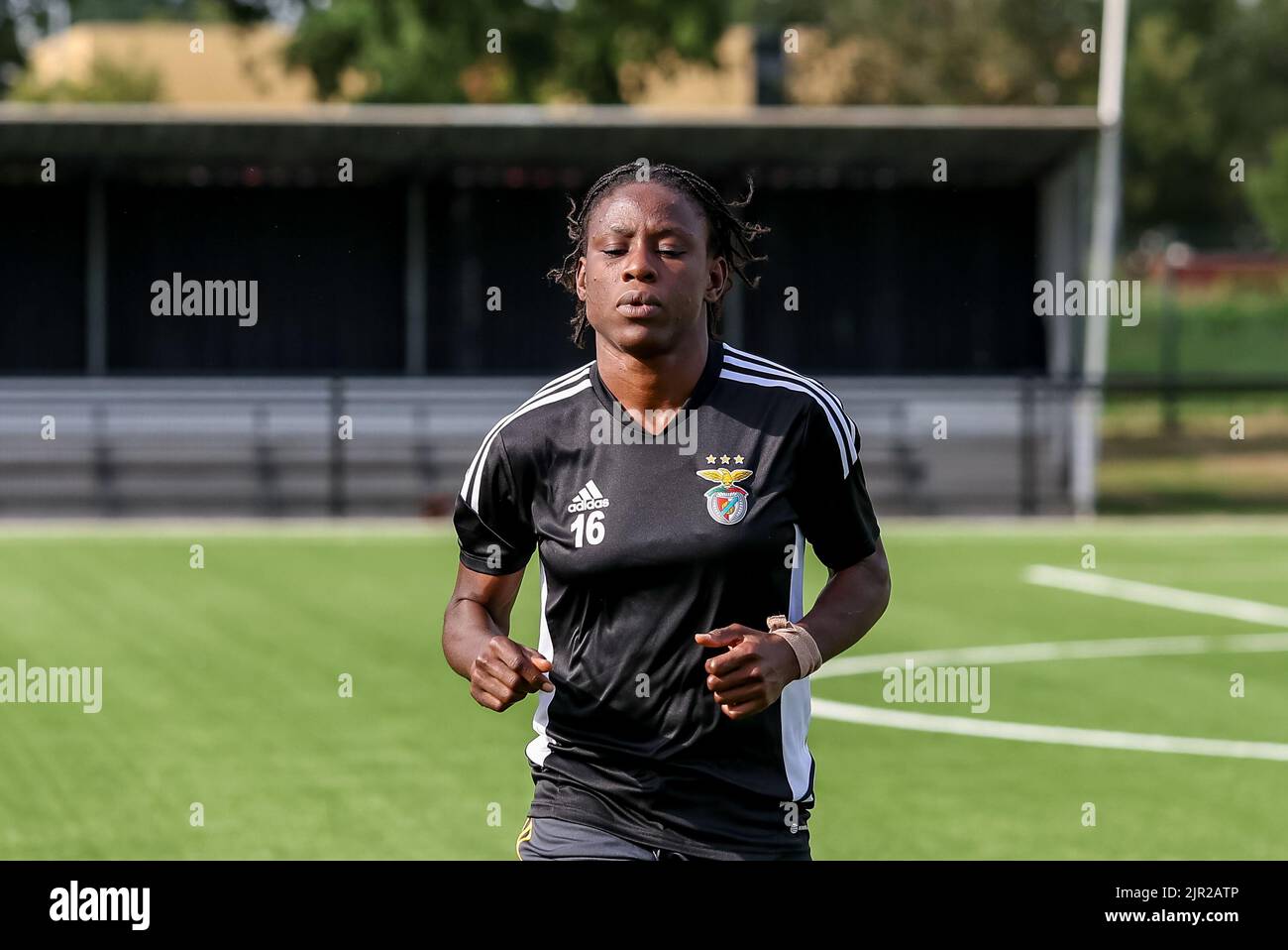ENSCHEDE, NIEDERLANDE - 21. AUGUST: Christy Ucheibe von SL Benfica während des UEFA Woman's Champions League Qualifikationsspiels zwischen dem FC Twente VR und SL Benfica VR am 21. August 2022 im Sportcampus Diekman in Enschede, Niederlande (Foto: Marcel ter Bals/Orange Picles) Stockfoto