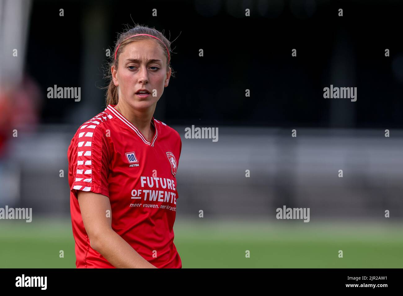 ENSCHEDE, NIEDERLANDE - 21. AUGUST: Suzanne Giesen vom FC Twente während des UEFA Woman's Champions League Qualifikationsspiels zwischen dem FC Twente VR und SL Benfica VR am 21. August 2022 im Sportcampus Diekman in Enschede, Niederlande (Foto: Marcel ter Bals/Orange Picles) Stockfoto