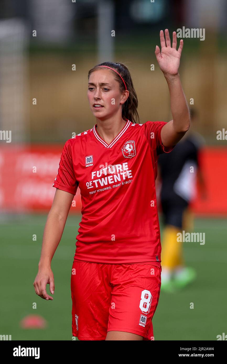 ENSCHEDE, NIEDERLANDE - 21. AUGUST: Suzanne Giesen vom FC Twente während des UEFA Woman's Champions League Qualifikationsspiels zwischen dem FC Twente VR und SL Benfica VR am 21. August 2022 im Sportcampus Diekman in Enschede, Niederlande (Foto: Marcel ter Bals/Orange Picles) Stockfoto