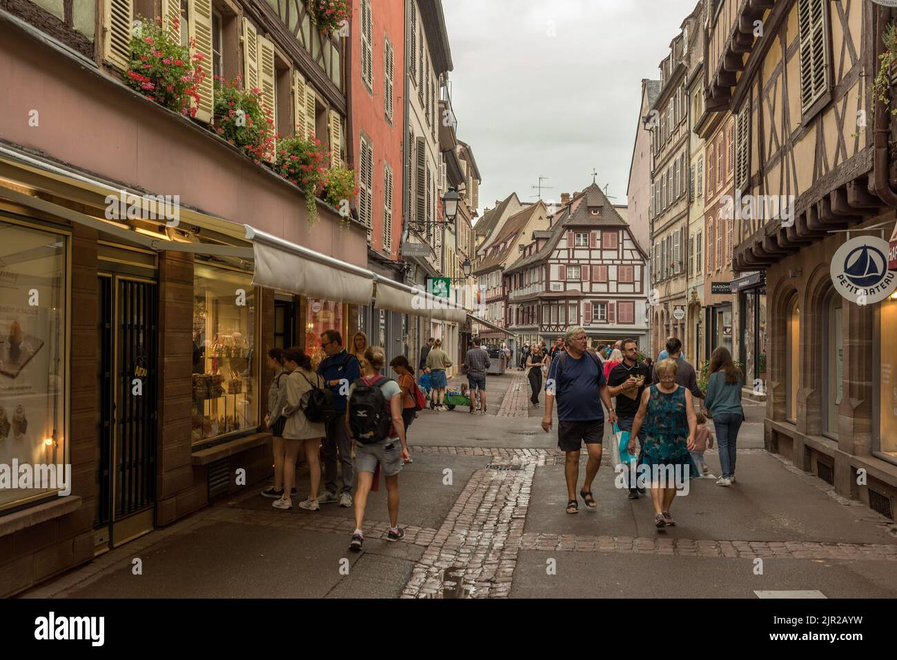 Menschen in einer Fußgängerzone im historischen Zentrum von Colmar, Elsass, Frankreich Stockfoto